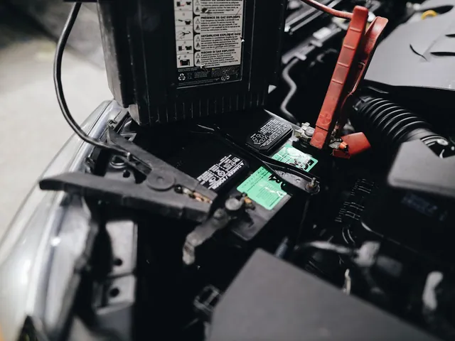 Batería de vehículo con cables de asistencia; fotografía de referencia.