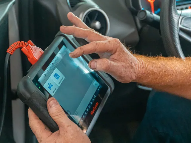 Herramienta de diagnóstico utilizada dentro de un vehículo; fotografía de referencia.