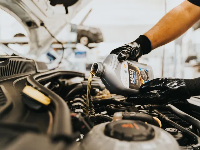 Profesional vertiendo aceite en un motor; fotografía de referencia.