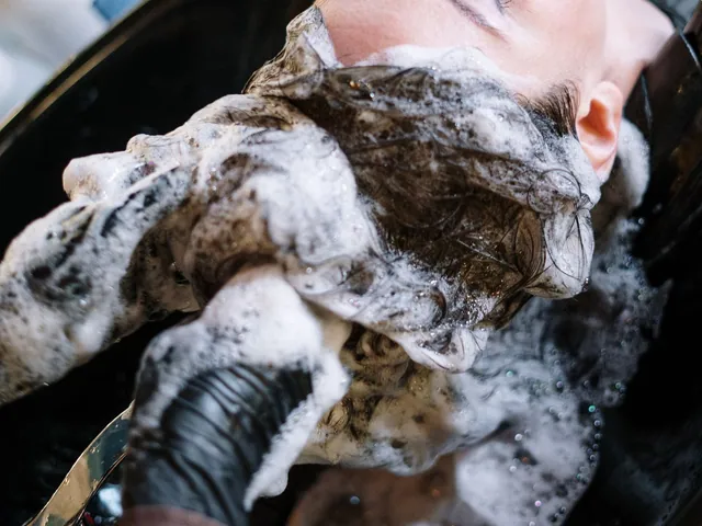 Lavado de cabello en un lavacabezas; fotografía de referencia.
