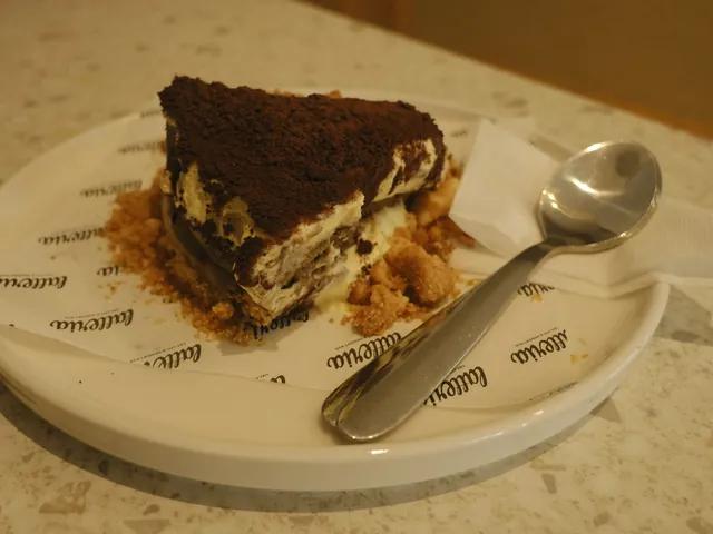 Porción de tiramisú con crema de mascarpone y cacao.