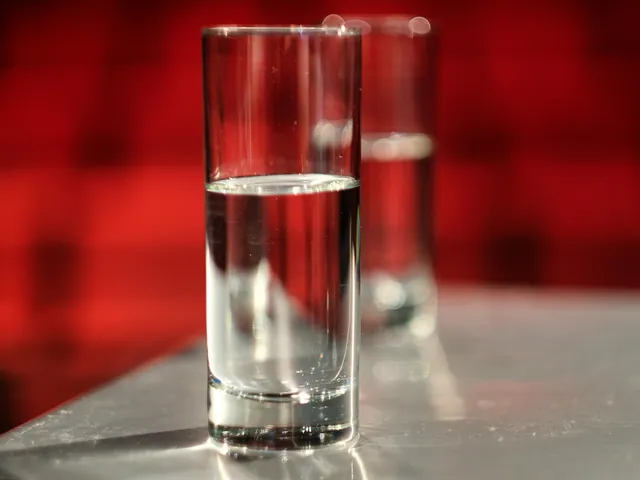 Vasos de agua transparente sobre una mesa.
